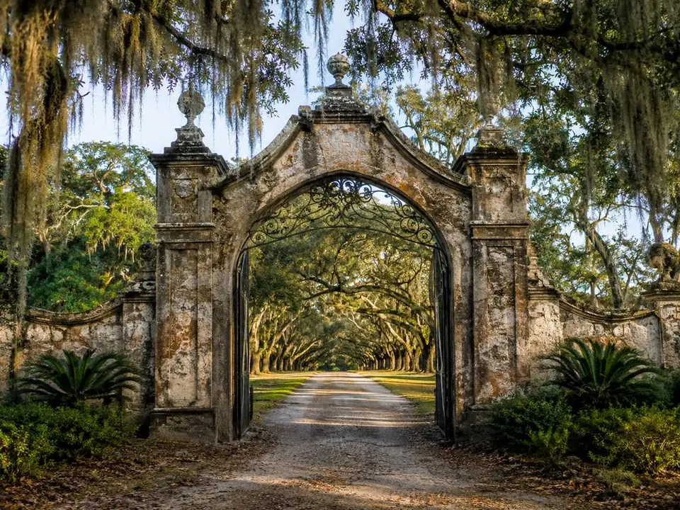 Das Eingangstor zum Wormsloe Historic Site an der Skidaway Road